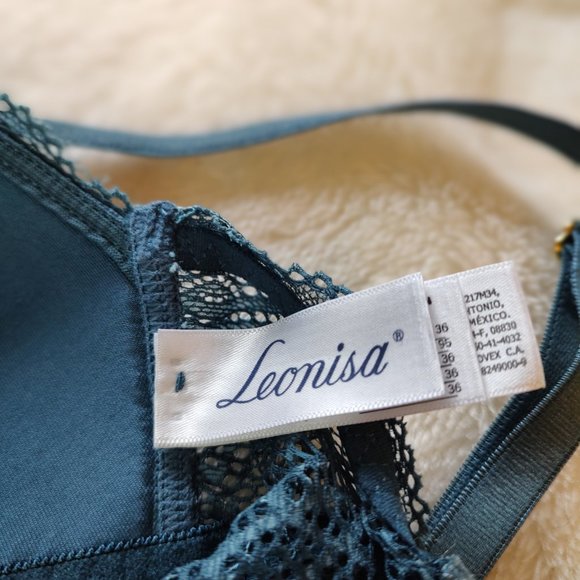 Lace contour wireless bralette - Picture 7 of 9